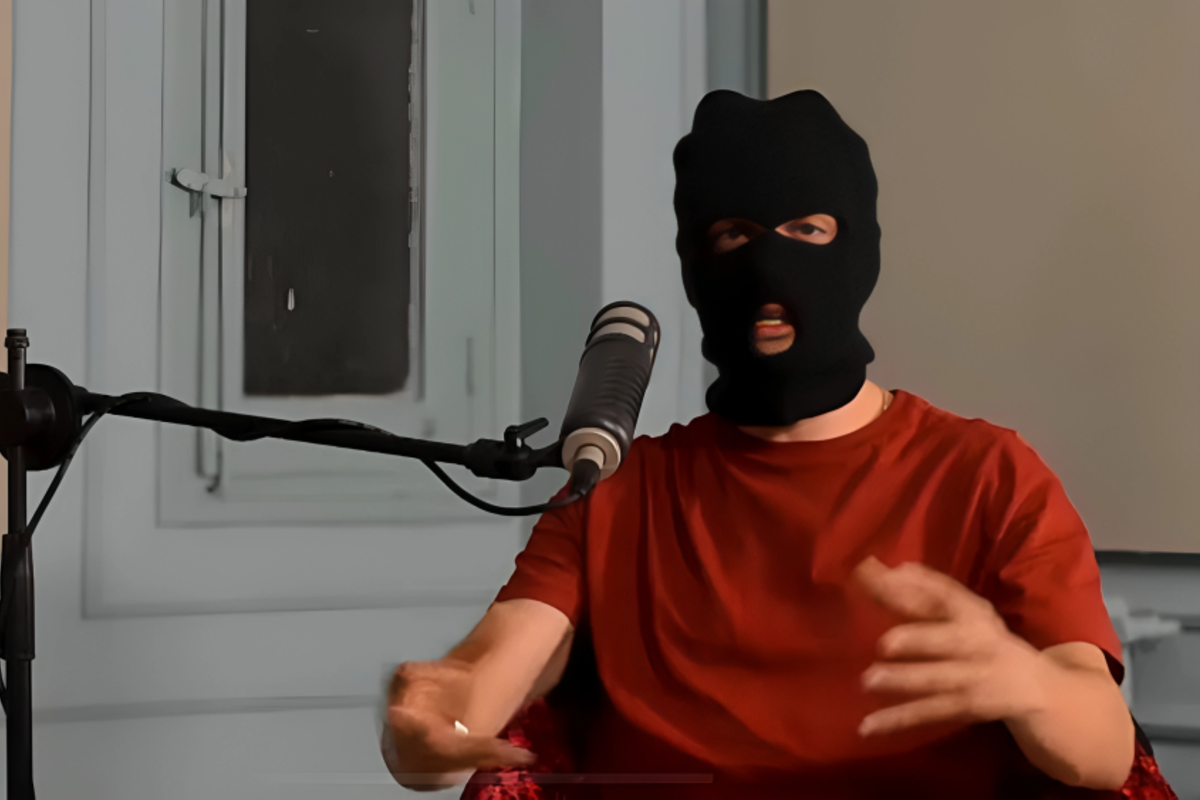 Una banda de magrebíes abre la cabeza al youtuber JanSinMiedo con palos, sillas, machetes y navajas en Barcelona