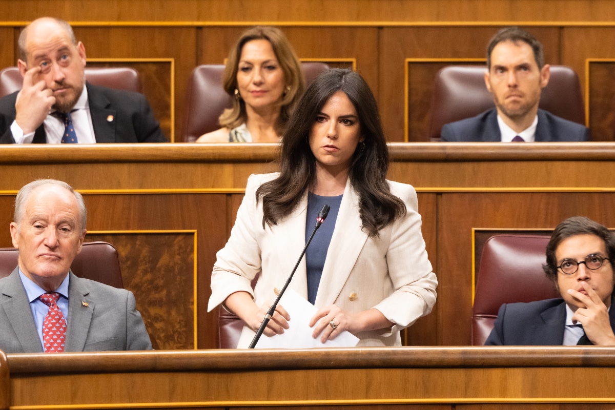 VOX niega que exista «un PSOE bueno de la mano de Page» y le reta a romper su carné de militante «si tiene dignidad»