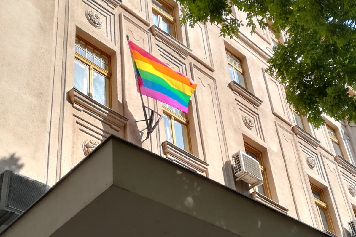 El Gobierno de Orbán planta cara a la imposición ideológica de Bruselas y prohíbe las banderas LGBT en instituciones del Estado