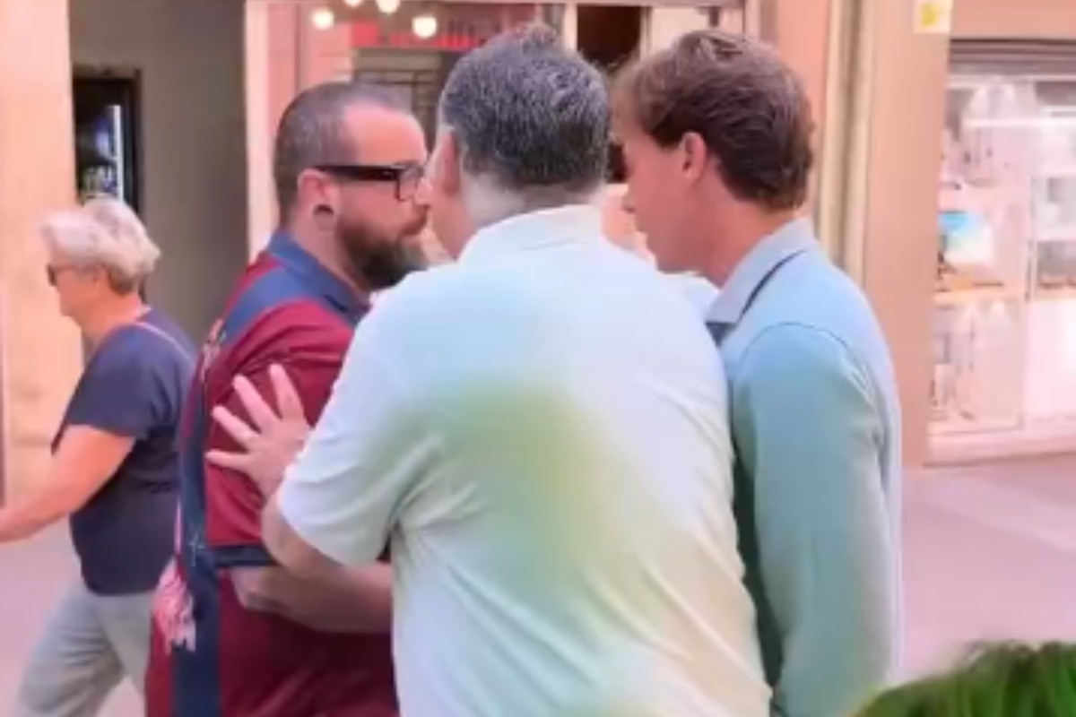 Un separatista intenta agredir al presidente de VOX Gerona, Alberto Tarradas, en una carpa informativa