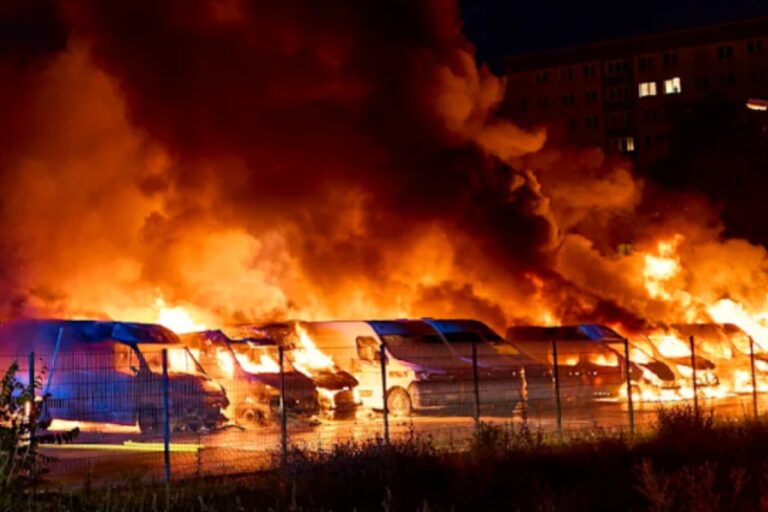 Terrorismo de extrema izquierda en Berlín: un grupo «antimilitarista» incendia 36 vehículos de Amazon y Telekom