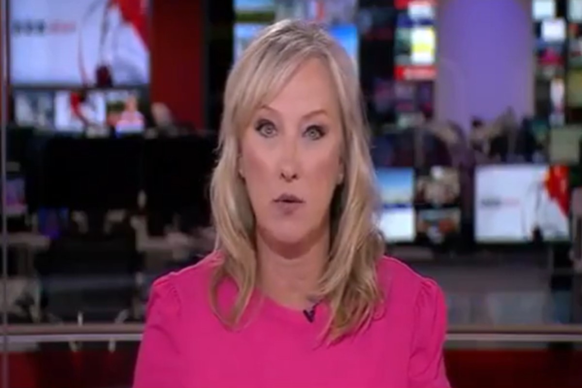 Una presentadora de la BBC planta cara al discurso ‘woke’ de género: corrige en directo la expresión «personas embarazadas» por «mujeres»