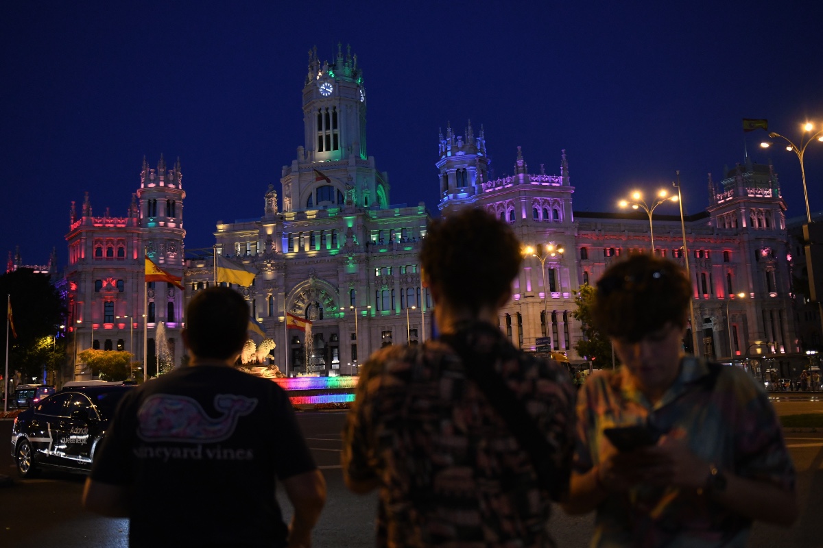 Almeida (PP) iluminará la fachada del Ayuntamiento con los colores de la bandera LGTBI: «Estamos haciendo de Madrid una ciudad diversa»