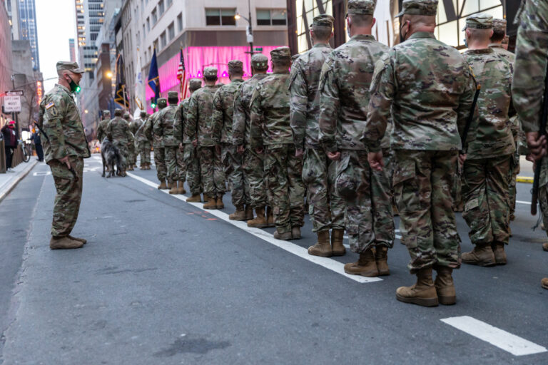 Trump ordena desplegar a 2.000 efectivos adicionales de la Guardia Nacional en Los Ángeles para hacer frente a las violentas protestas