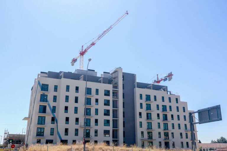 La vivienda se dispara casi un 110% desde 2013 y cuadruplica la subida de los salarios, según un informe