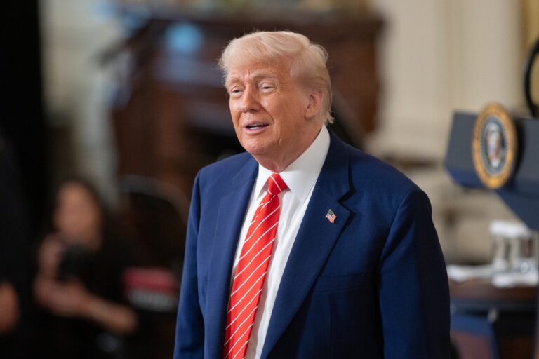 Trump se abre a propiciar un «cambio de régimen» en Irán y el fin de los ayatolás
