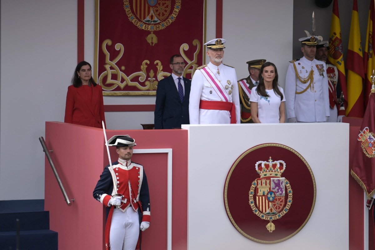 Miles de personas salen a las calles para celebrar junto a los Reyes el Día de las Fuerzas Armadas en Tenerife