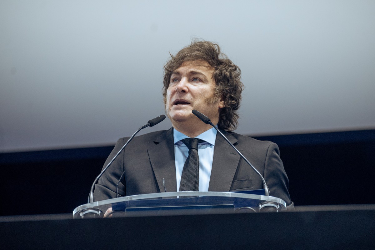 Milei firma un decreto que permitirá a civiles argentinos comprar armas semiautomáticas para su «legítima» defensa