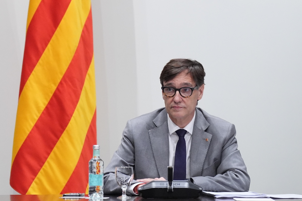 Salvador Illa asume el discurso secesionista y destina casi un millón de euros a escuelas catalanas en el sur de Francia