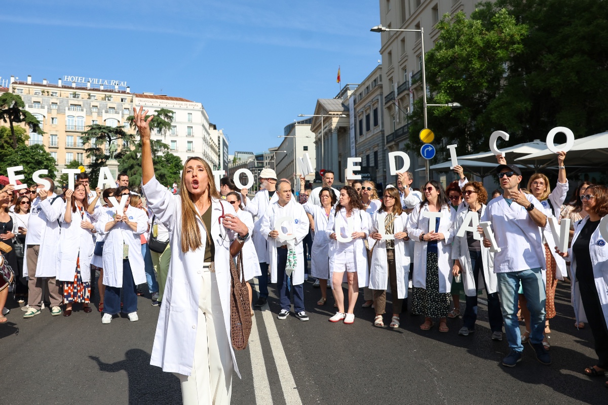 Varios centenares de médicos se concentran ante el Congreso para pedir un Estatuto Marco propio: «Estamos realizando jornadas de 24 horas»