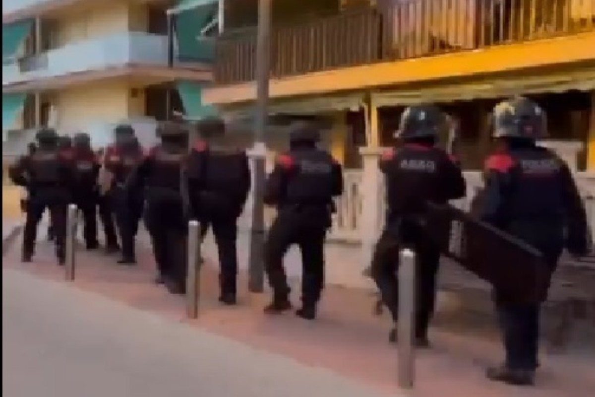 Los Mossos y la Policía ponen en marcha un dispositivo conjunto contra una red criminal del ‘top manta’ en Salou