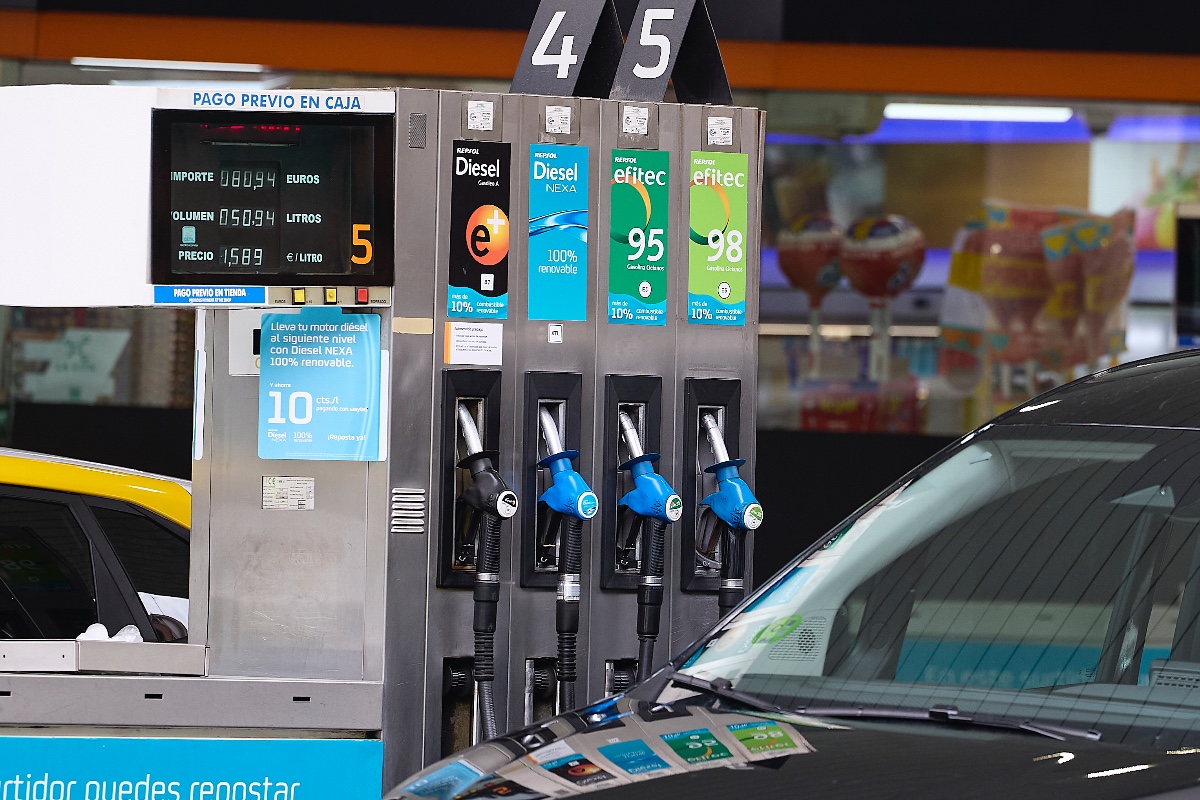 El auge del fanatismo climático: la Ley de Consumo Sostenible del Gobierno contempla la prohibición de la publicidad de la gasolina