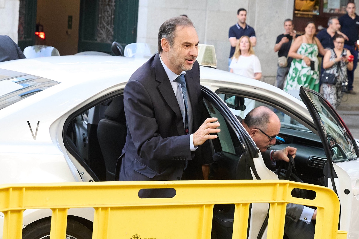 Ábalos llega a su tercera cita con el Supremo recibido con gritos de «corrupto»