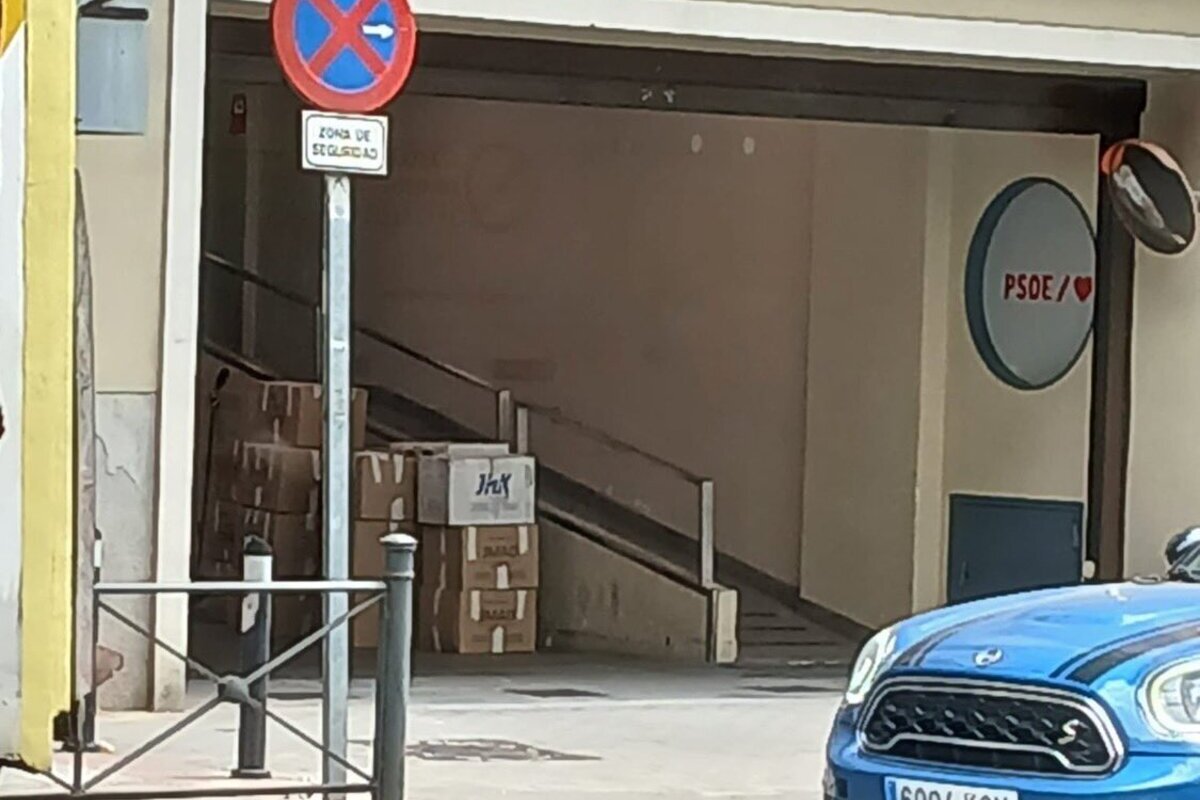 Un camión se lleva decenas de cajas precintadas de la sede del PSOE en Ferraz en pleno escándalo por la corrupción del Gobierno