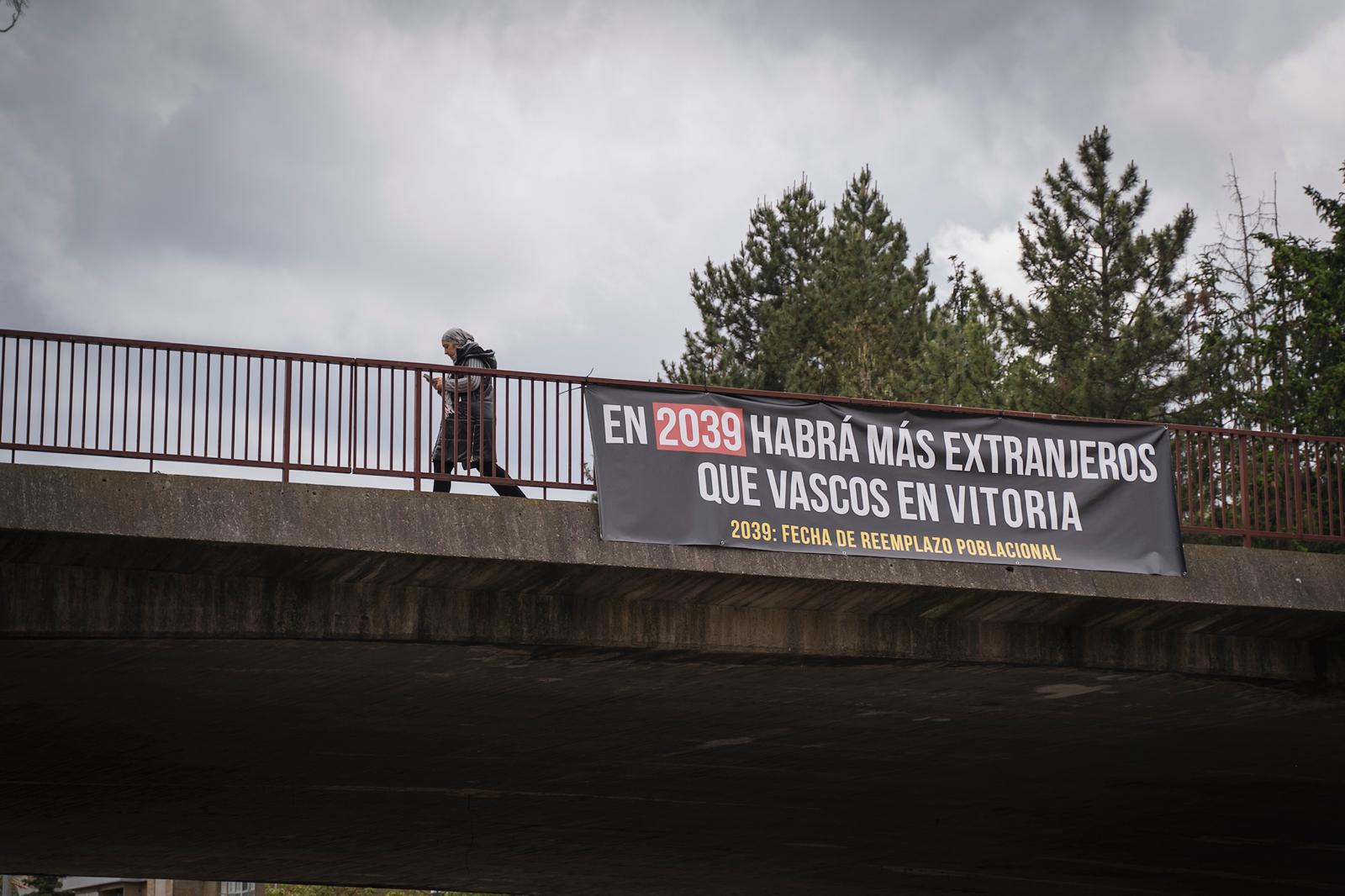 La alcaldesa de Vitoria denuncia los cientos de carteles contra la islamización del País Vasco colocados por Frontera Sur