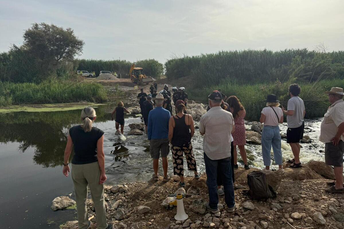 Los agricultores se rebelan contra Moreno Bonilla ante la tala de árboles en la Vega de Mestanza: «Es una traición. Es nuestro medio de vida»