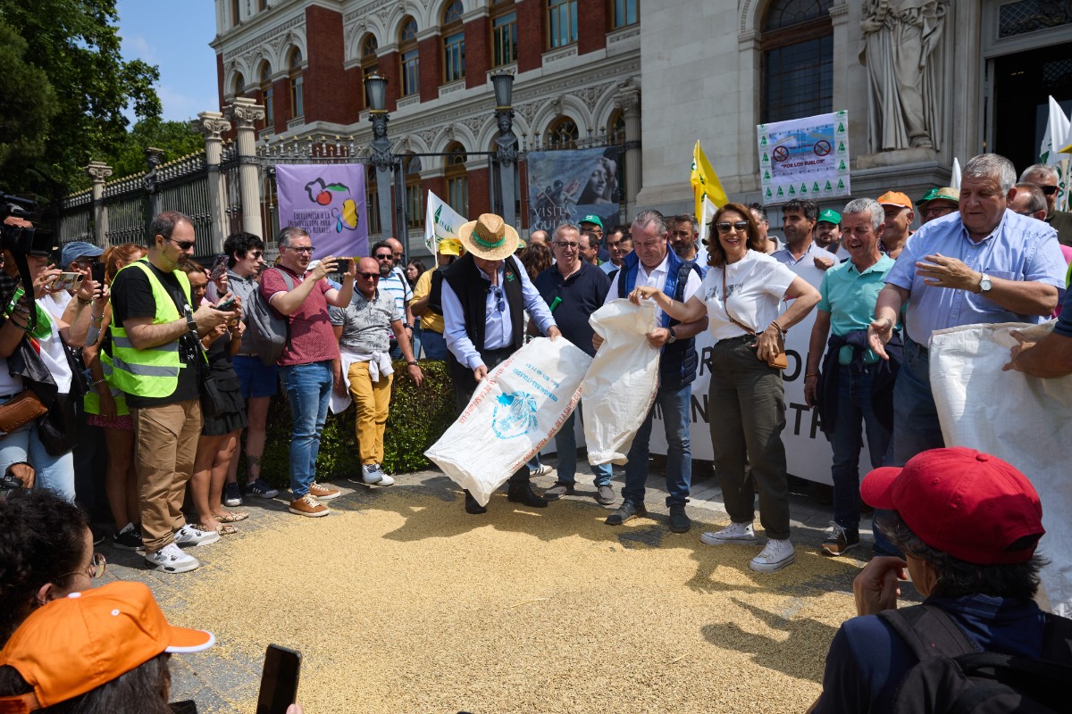Cientos de agricultores se manifiestan contra el Pacto Verde y la importación marroquí frente al Ministerio de Agricultura: «¡Gobierno dimisión!»