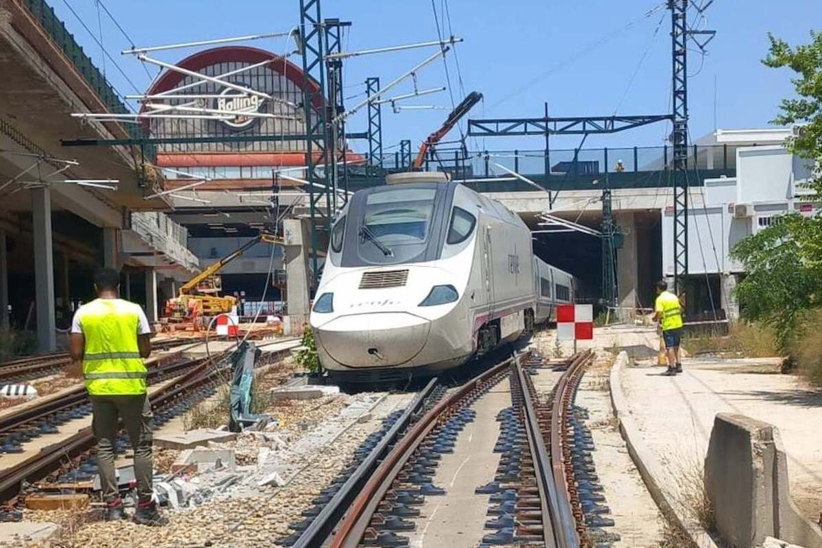 Un descarrilamiento provoca la falta de electricidad y el caos en Chamartín que afecta a cientos de víctimas: «¿Dónde está Óscar Puente?»