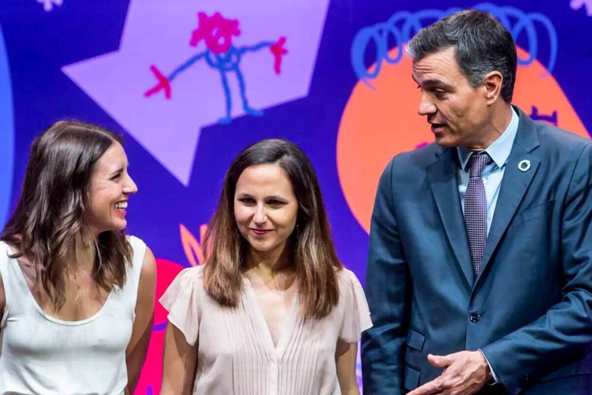 El Gobierno de Sánchez financió los ataques de Podemos al Rey y la monarquía: «Choca con la democracia»