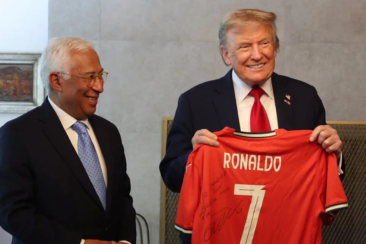 Cristiano Ronaldo muestra su admiración hacia Donald Trump y le regala su camiseta firmada: «Jugando por la paz»