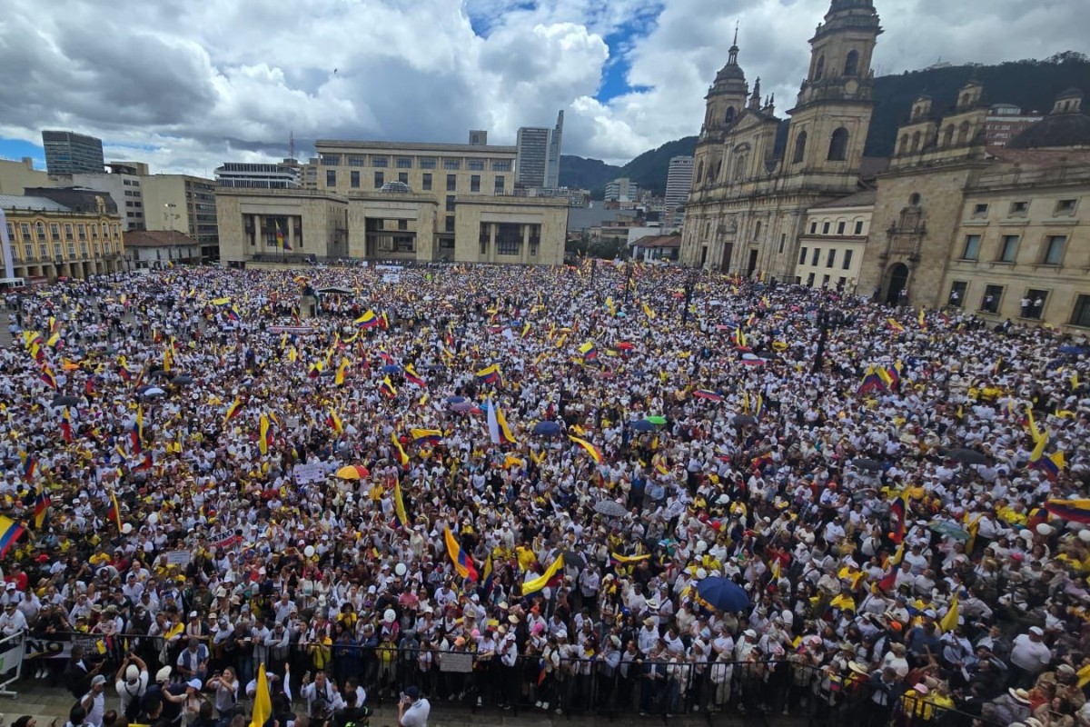 Miles de colombianos salen a las calles para condenar el atentado contra el candidato presidencial Miguel Uribe
