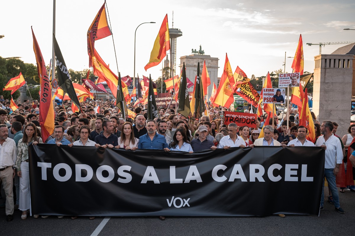 Santiago Abascal lidera la manifestación hasta Ferraz contra la corrupción del PSOE y pone los 33 escaños de VOX a disposición de dos diputados que quieran presentar la moción de censura