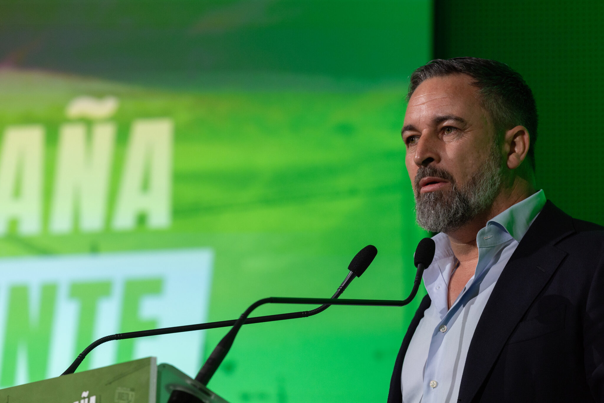 Abascal reacciona a las calumnias difundidas por el bipartidismo: «VOX no ha dicho el número de los que deben ser deportados»