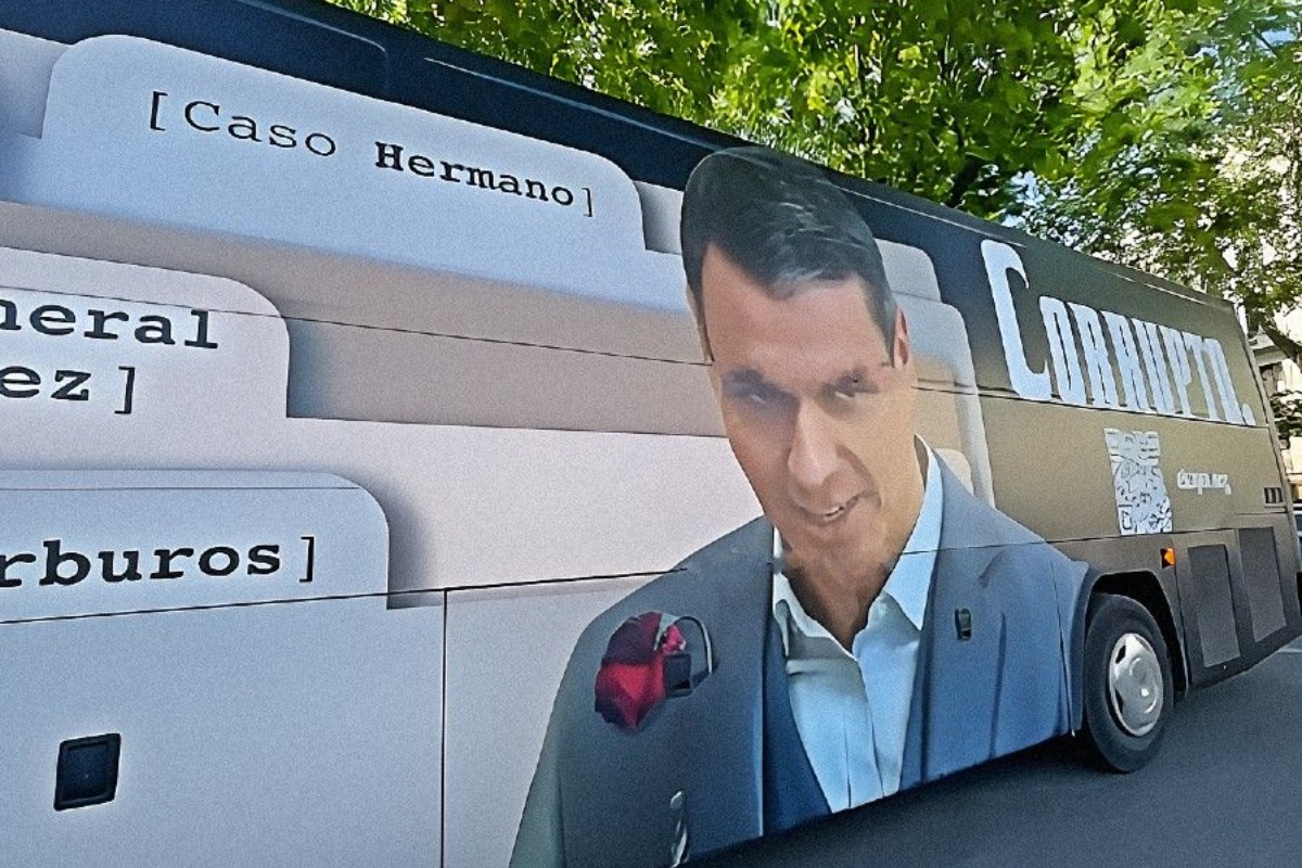 El PSOE exige a la juez que prohíba la difusión en redes y camiones de la lona que llama «corrupto» a Sánchez