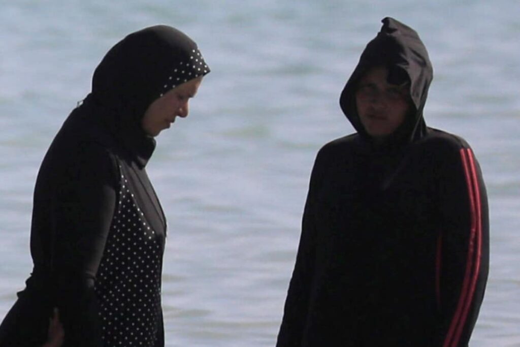 Una mujer utilizando un burkini en una playa. Redes Sociales