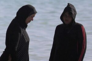 Una mujer utilizando un burkini en una playa. Redes Sociales