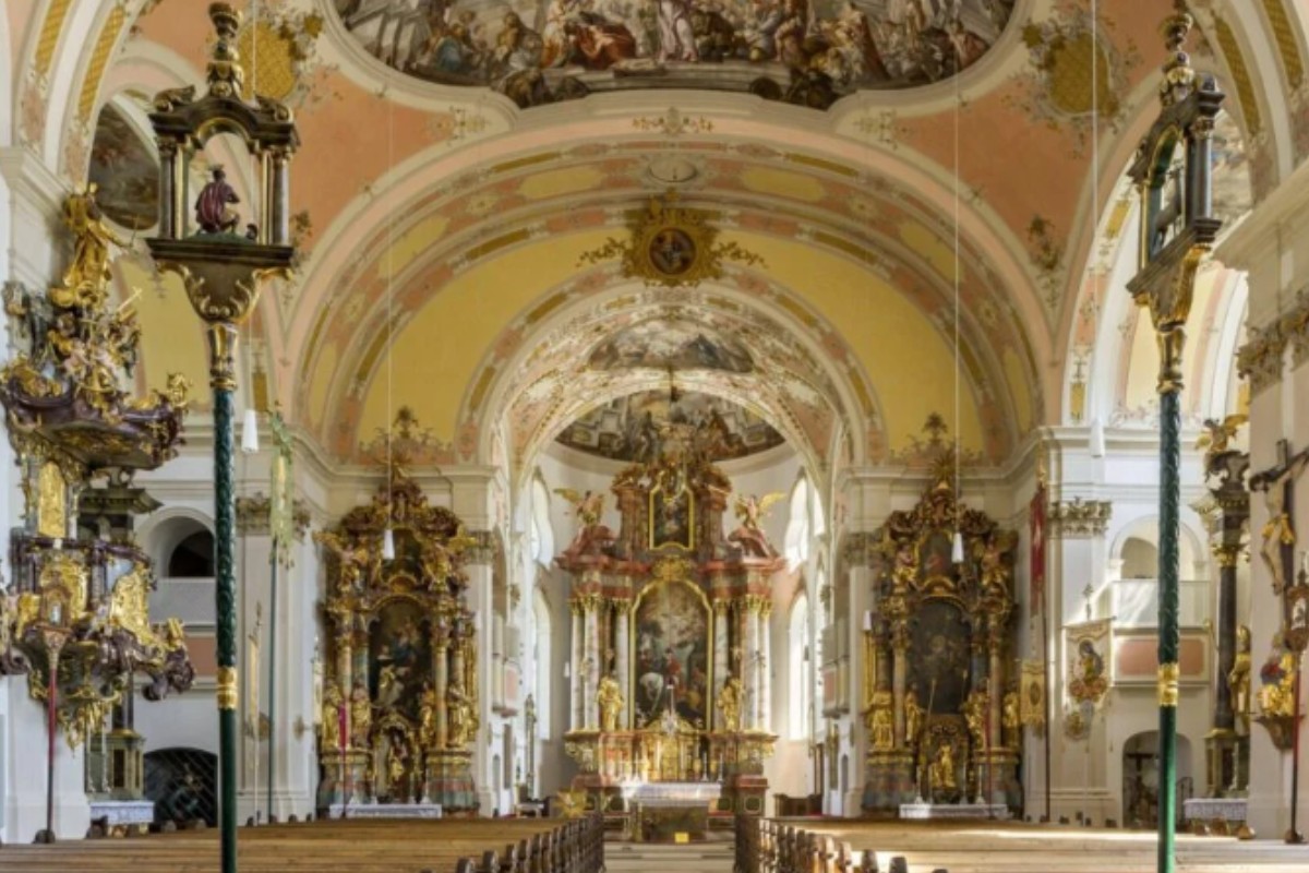 Un hombre de 28 años provoca un grave incendio en una iglesia de Baviera (Alemania) y hiere a tres policías en su huida