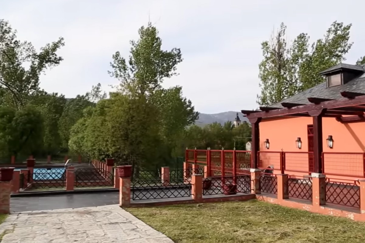 Ayuso como Sánchez: pasa el fin de semana con su familia en un chalé propiedad de la Comunidad de Madrid reservado a fines oficiales