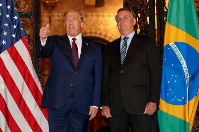 Trump asegura que Bolsonaro encabeza los sondeos en Brasil: «Fue un líder muy respetado y fuerte»