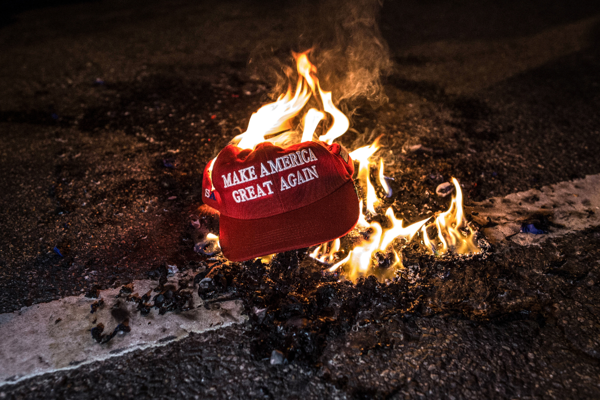 Agreden en Bruselas a un joven por llevar una gorra de Trump: uno de los atacantes portaba acreditación del Parlamento Europeo