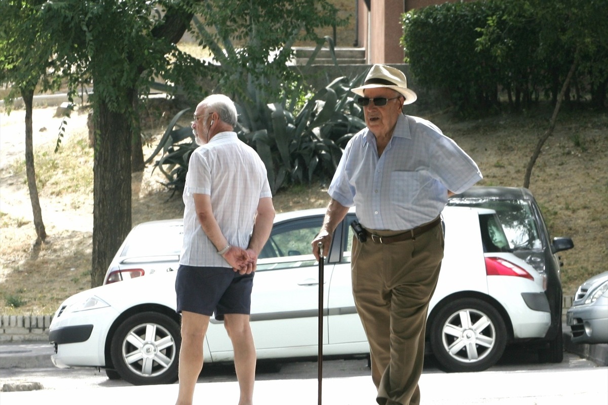 Un jubilado de 78 años se ve obligado a volver a trabajar para pagar las facturas de agua de sus okupas en Menorca