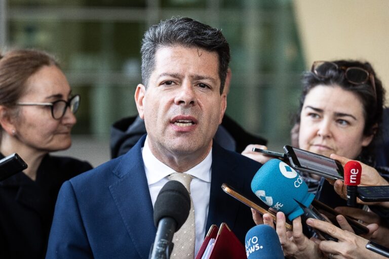 Gibraltar sale en auxilio del Gobierno de Sánchez y dice que ha gestionado «extraordinariamente bien» la invasión migratoria en Ceuta