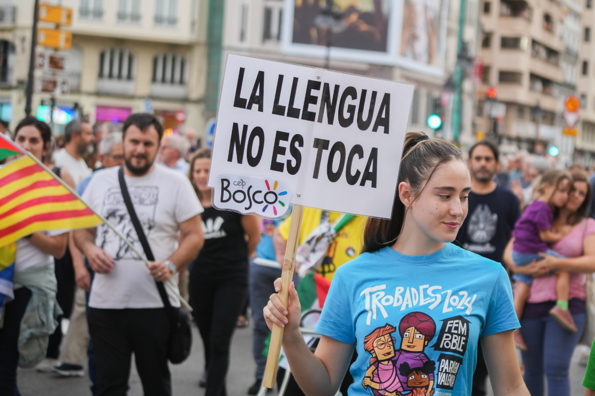 Nueva ofensiva del separatismo: activistas «inspeccionan» 129 comercios para verificar si utilizan el catalán y denunciar a quien hable en español