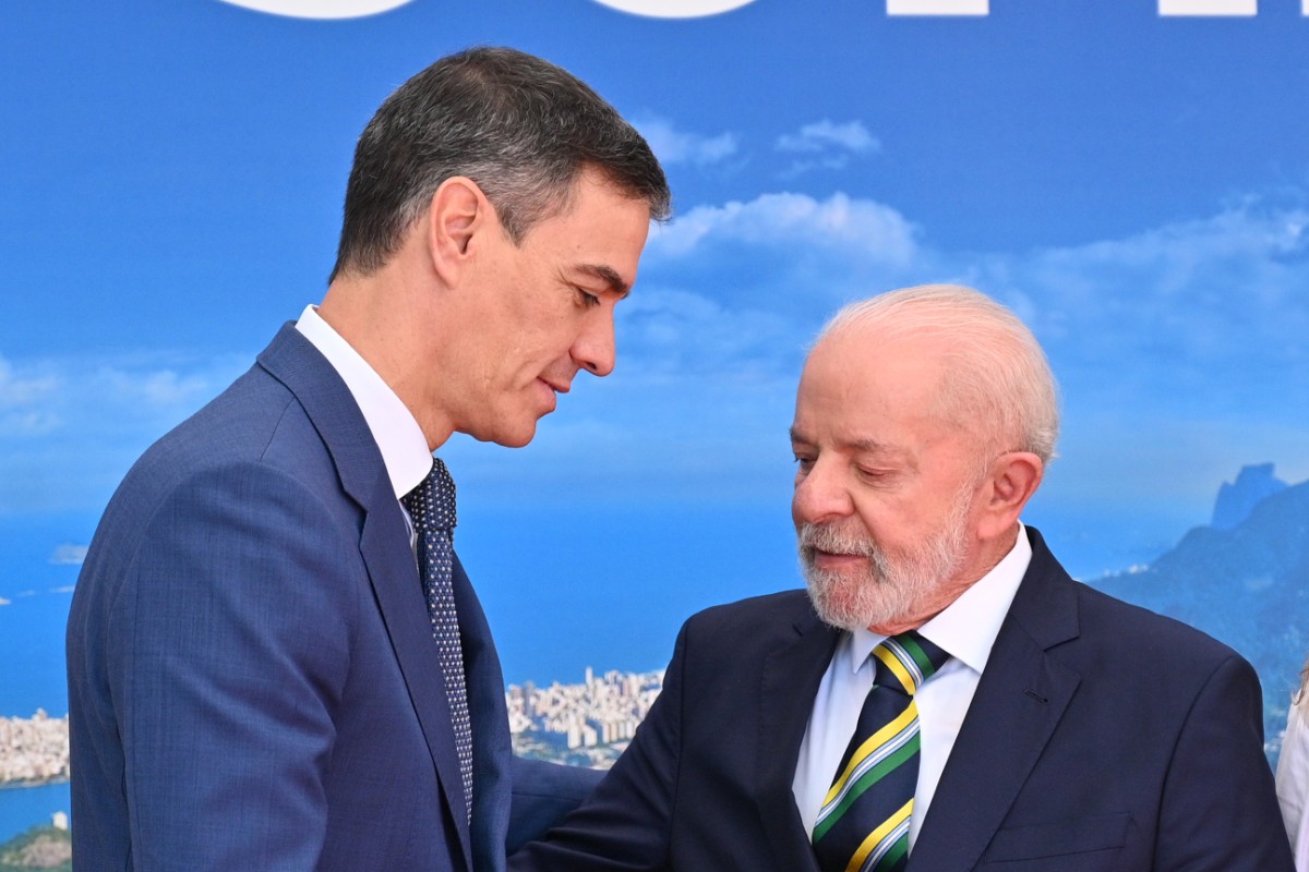 Sánchez instrumentaliza la «defensa de la democracia» en Chile mientras la erosiona en España