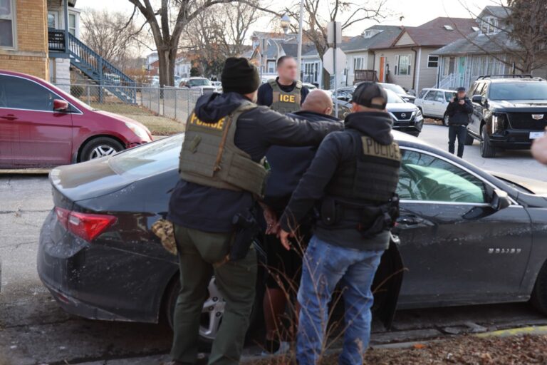 Al menos una decena de detenidos tras un ataque armado contra agentes de inmigración en el estado de Texas