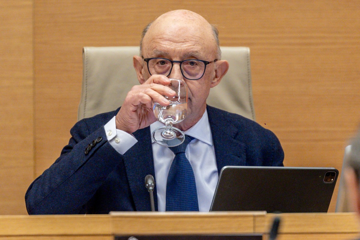 Los correos que acorralan a Montoro: «La vía directa, como siempre, es pagar al despacho que tiene contacto directo con el ministro»