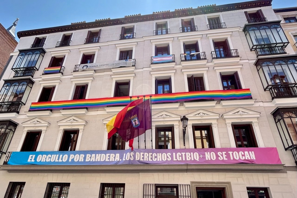 VOX exige la retirada de la bandera LGTBI en el edificio de grupos municipales de Madrid: «Conculca la neutralidad de las administraciones públicas»