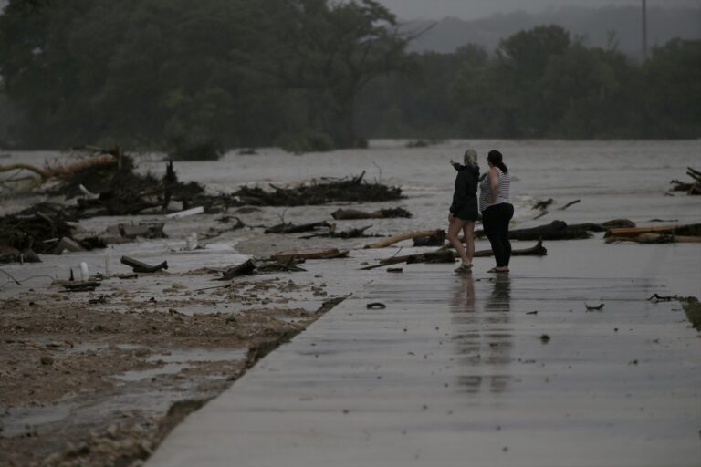 Las inundaciones provocadas por el desbordamiento del río Guadalupe en Texas dejan ya 68 muertos, entre ellos 21 niños, y decenas de desaparecidos