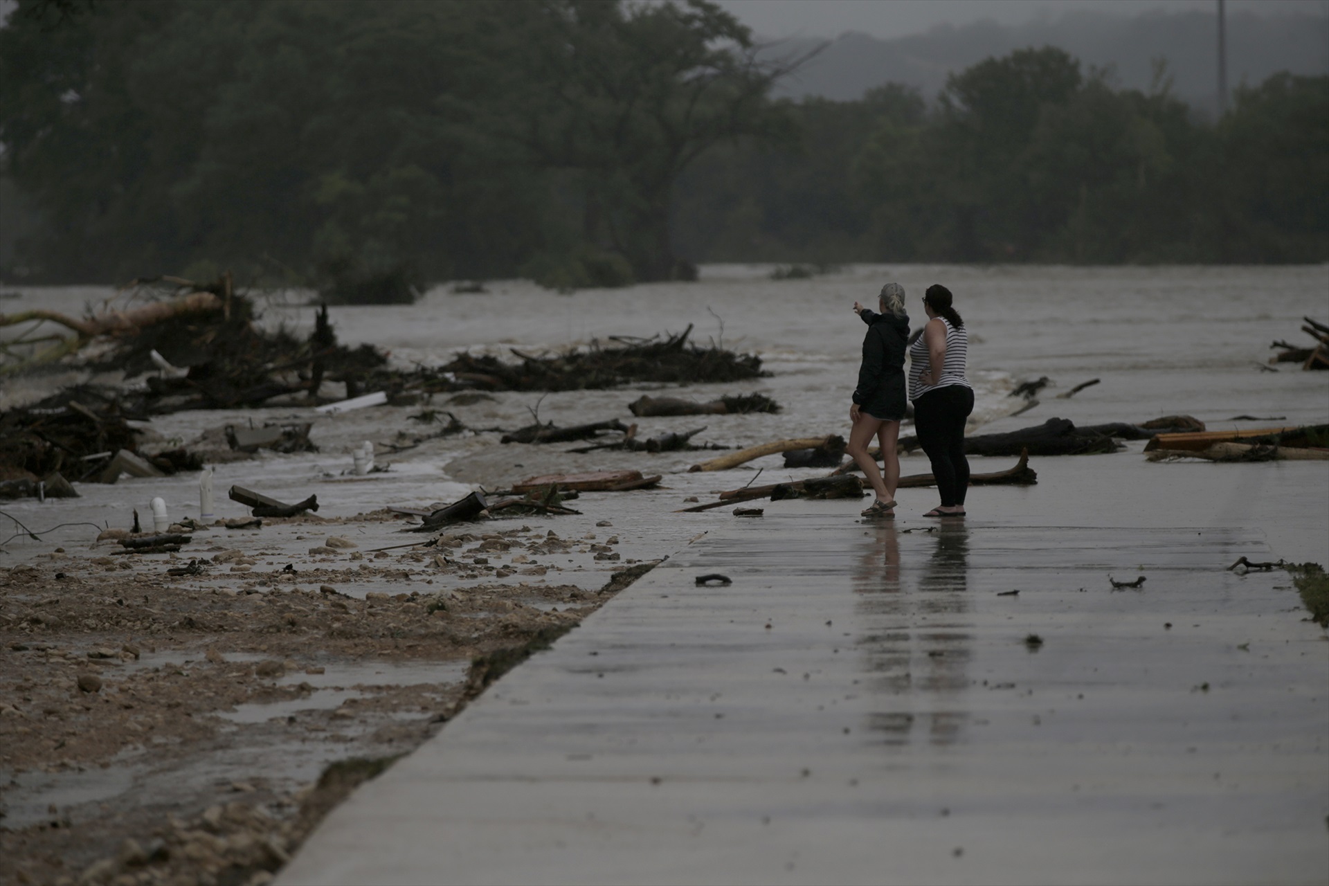 Las inundaciones provocadas por el desbordamiento del río Guadalupe en Texas dejan ya 68 muertos, entre ellos 21 niños, y decenas de desaparecidos