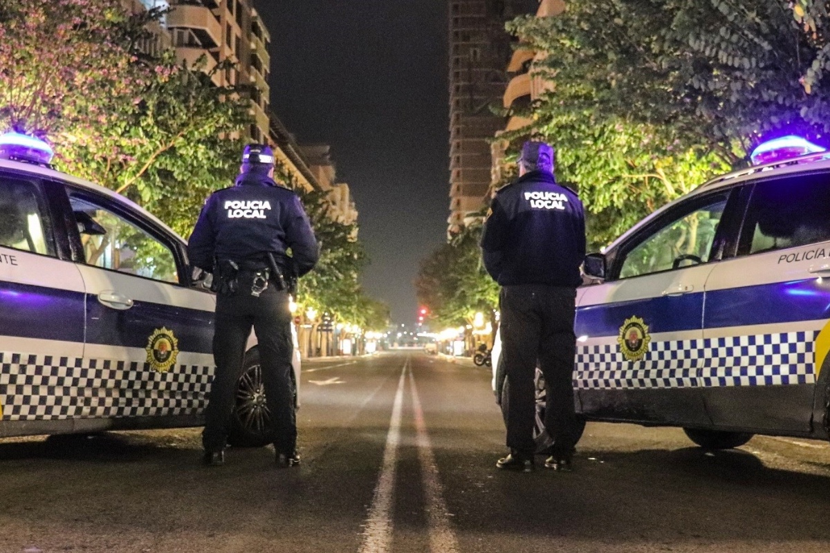 Un grupo de magrebíes desata el caos en Torrevieja tras agredir a policías y permitir la fuga de un arrestado