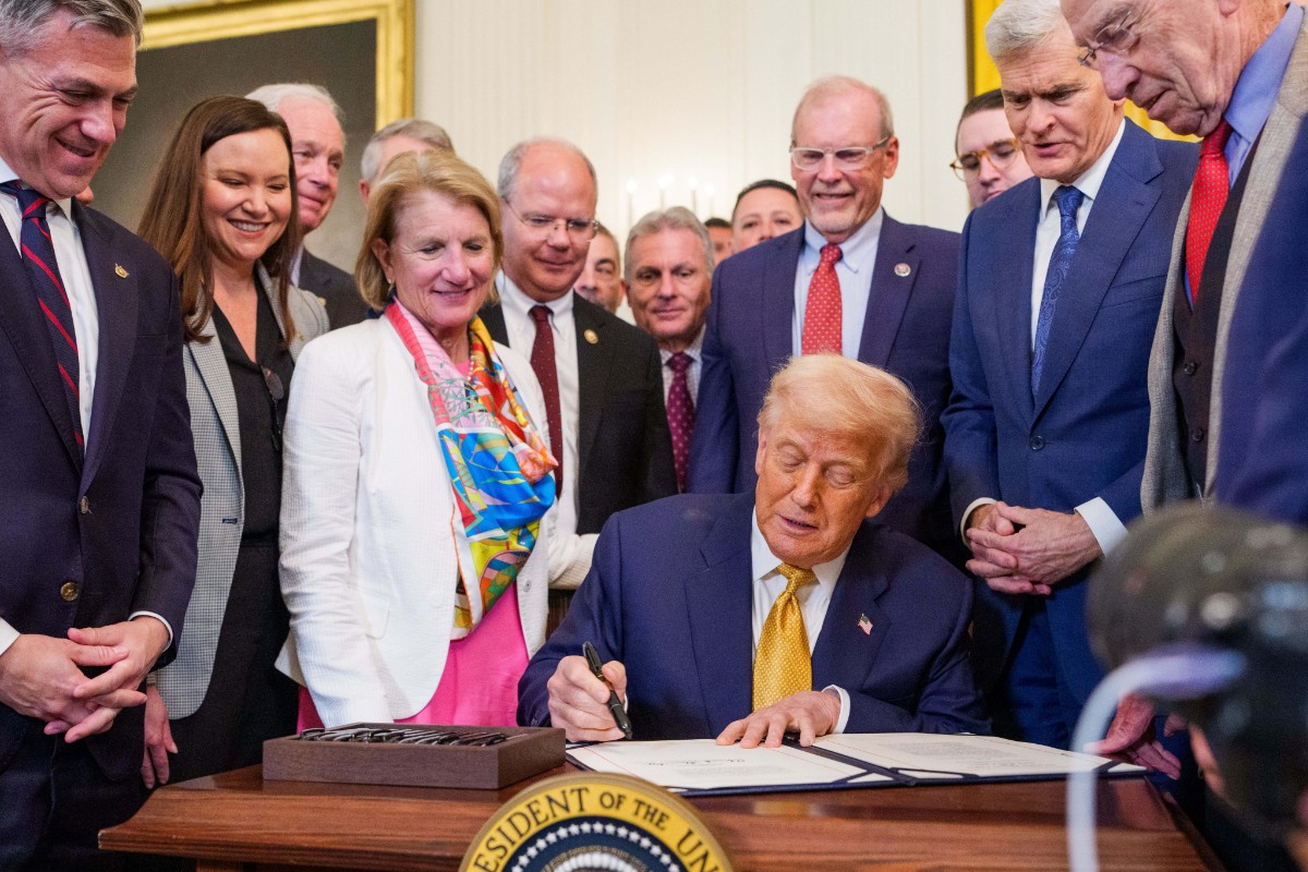 Trump firma una ley contra el fentanilo que prevé condenas de mínimo diez años de cárcel para quien lo trafique