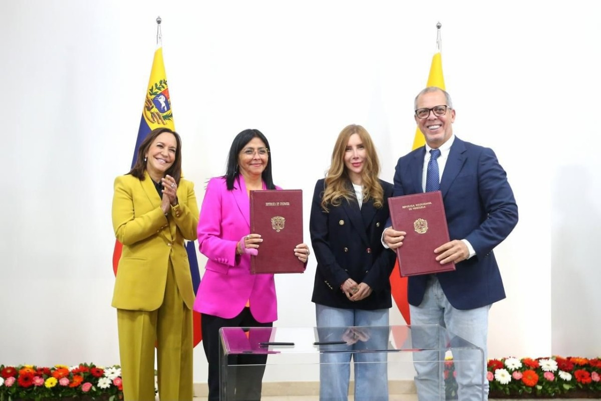 Petro abraza al régimen de Maduro y firma un convenio para la creación de una «zona binacional de paz» entre Colombia y Venezuela