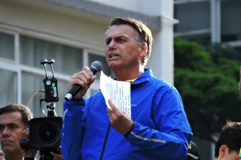 Jair Bolsonaro rechaza ser sometido al uso de una tobillera electrónica e insiste en que el asedio en su contra tiene motivaciones exclusivamente políticas