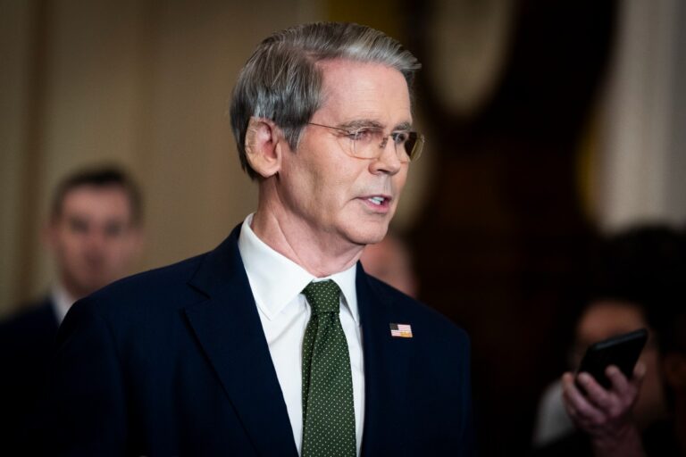 El secretario del Tesoro de EEUU señala que el Gobierno de Sánchez puso en «peligro» vidas estadounidenses al no permitir el uso de las bases de Rota y Morón: «Fue inaceptable»