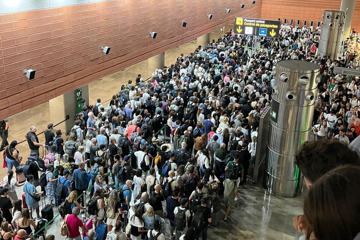 El caos de Renfe se extiende a Barajas: cientos de pasajeros pierden sus aviones ante la inoperancia del Ministerio de Óscar Puente
