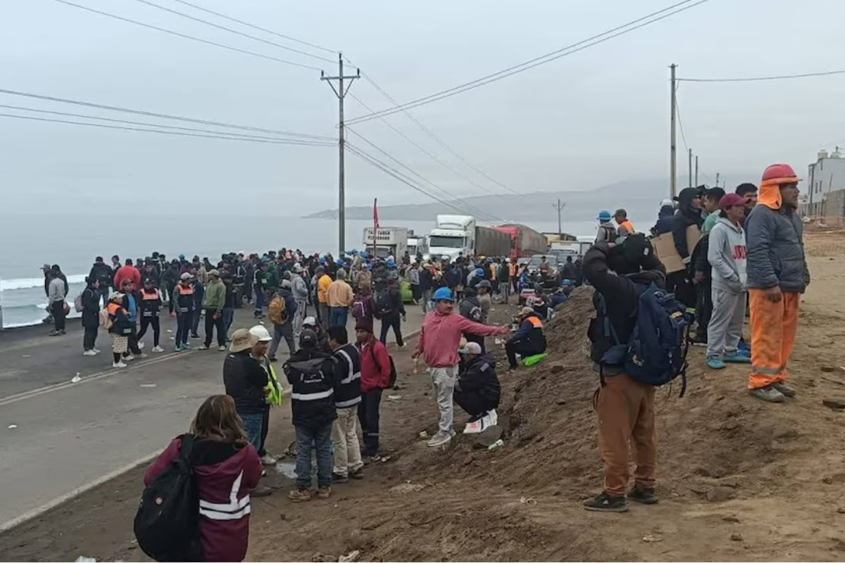 Mineros peruanos mantienen bloqueos en carreteras del sur del país desde hace 11 días